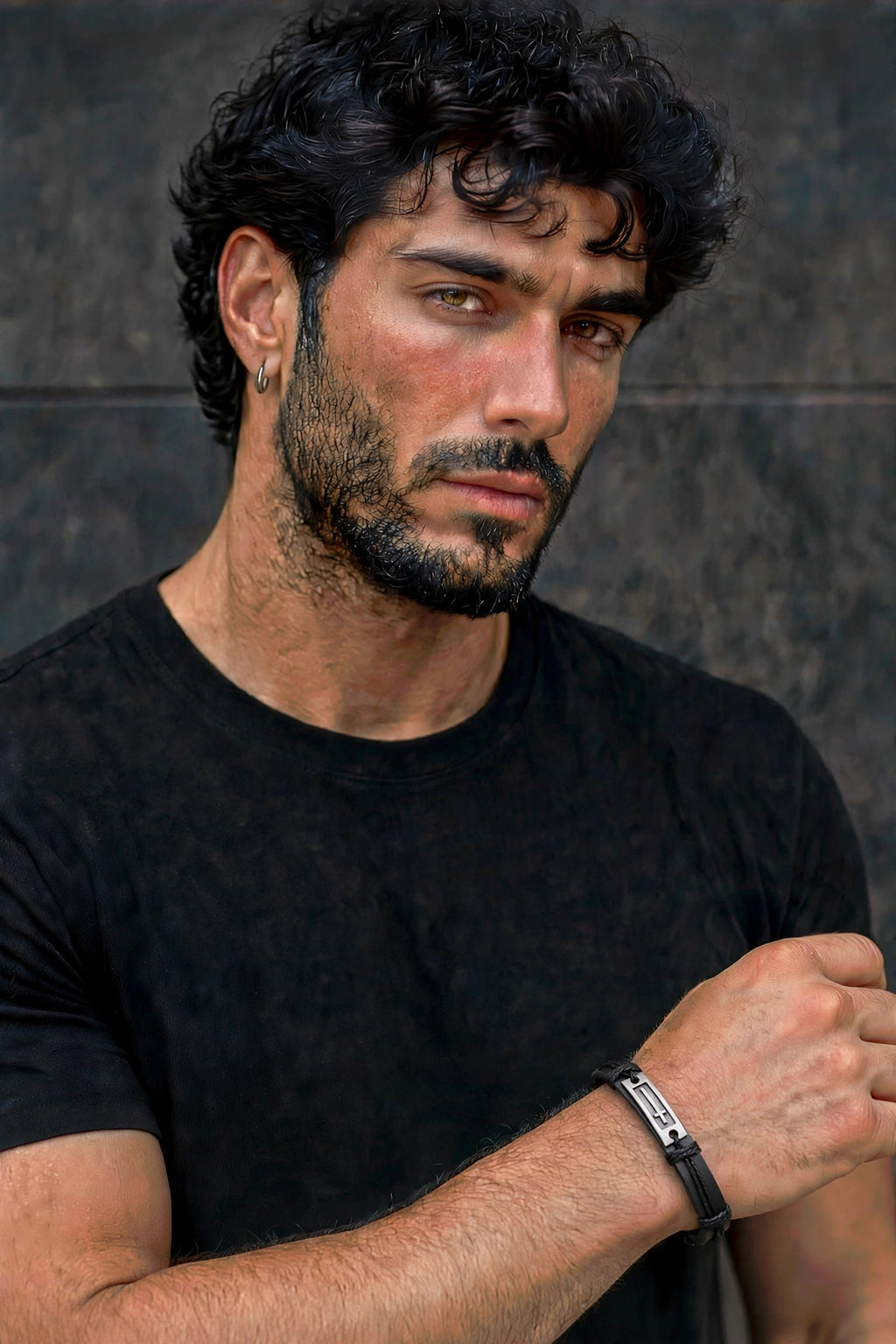 Bracciale Uomo Cuoio Nero Placca Acciaio — ritratto uomo