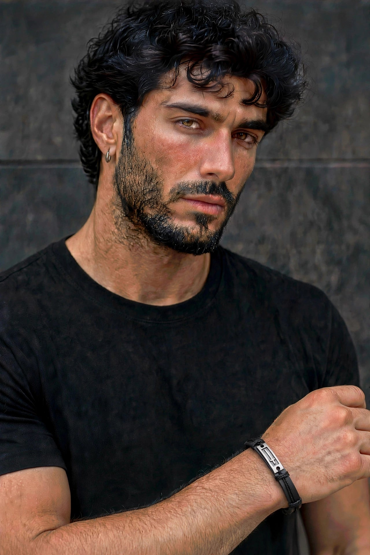 Bracciale Uomo Cuoio Nero Placca Acciaio — ritratto uomo