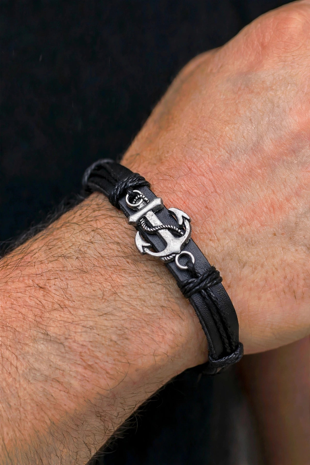 Bracciale Uomo Cuoio Nero Charm Ancora Argento — dettaglio polso macro